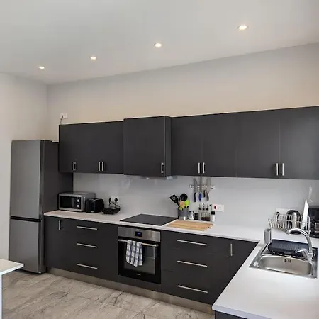Spacious Penthouse - Prime Location * Msida