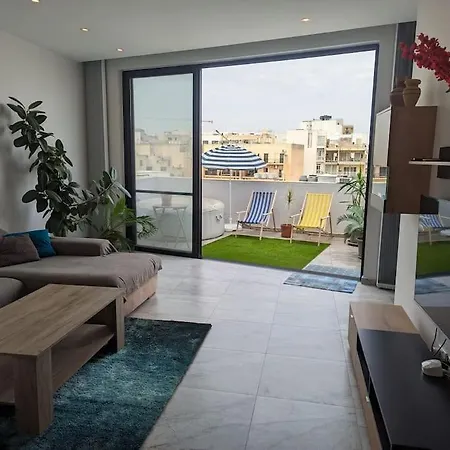 Spacious Penthouse - Prime Location *