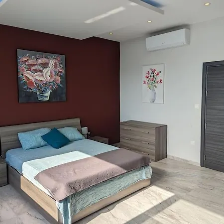 Spacious Penthouse - Prime Location