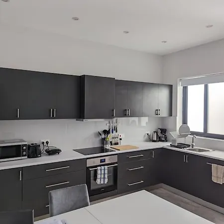 Spacious Penthouse - Prime Location
