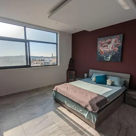 Spacious Penthouse - Prime Location شقة *